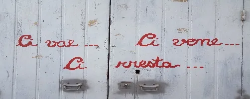 « Ci va, ci vene, ci rresta » — inscription salentine sur une porte de Galatone