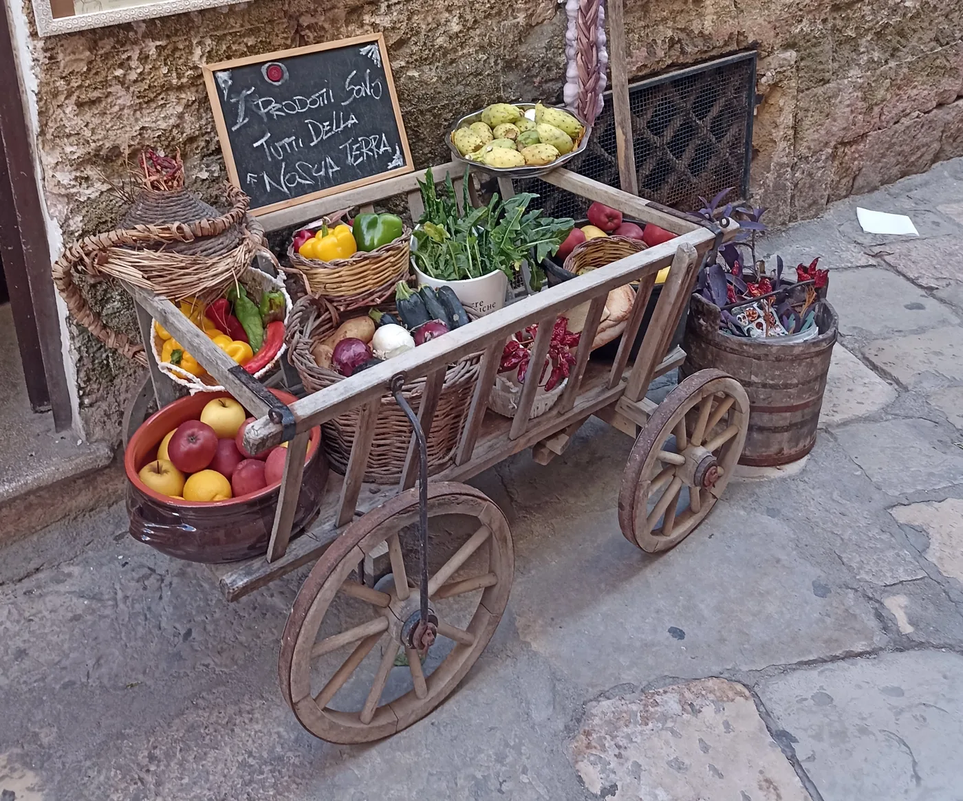 Stand mit frischem Obst und Gemüse, typisch für Apulien