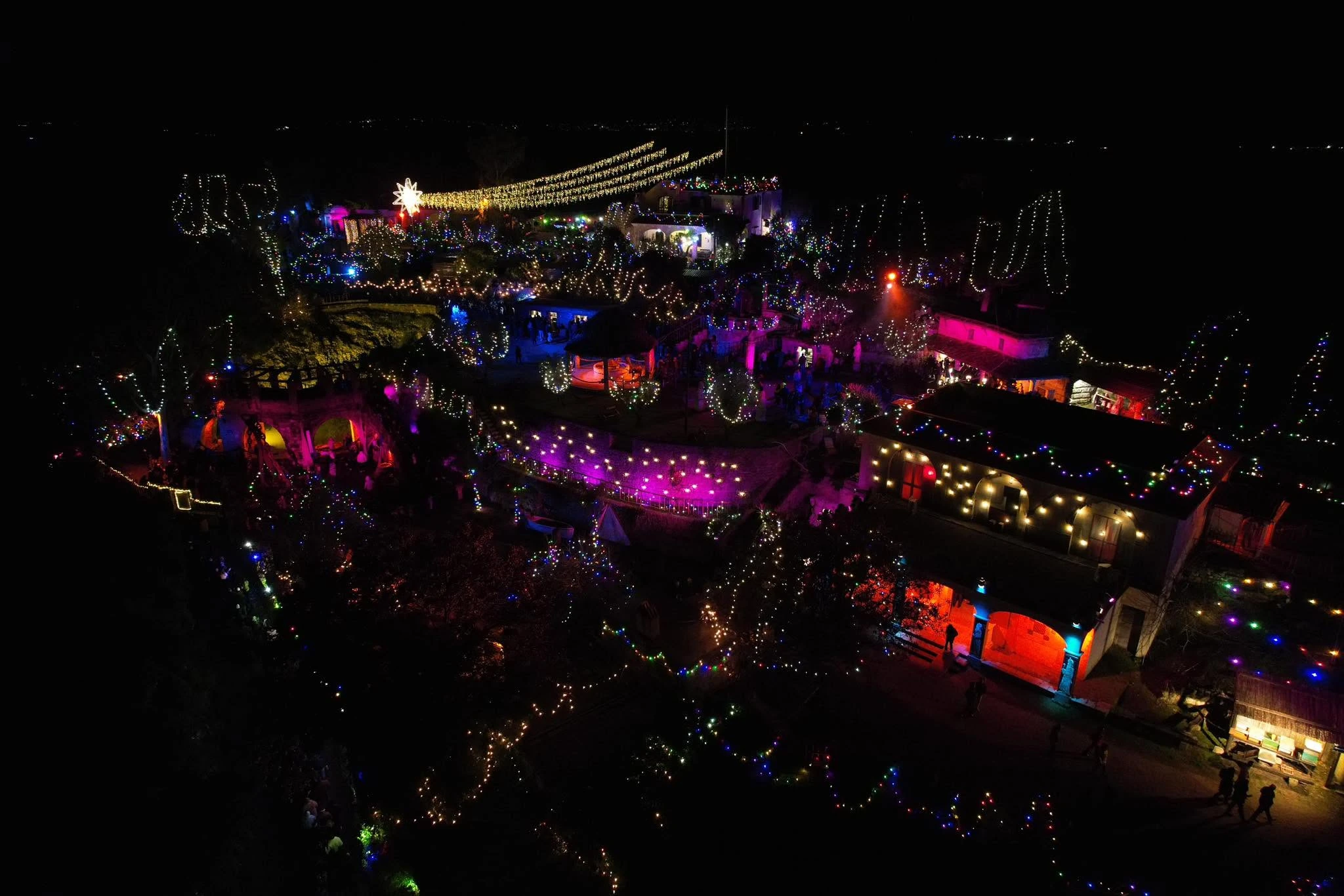 Illuminations de Noël dans un village des Pouilles
