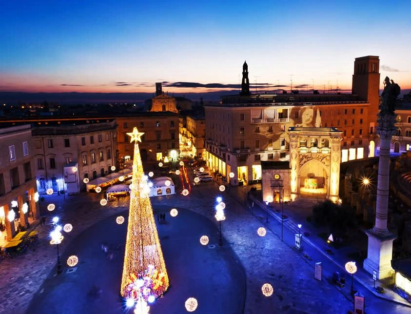 Lecce illuminée et décorée pour Noël